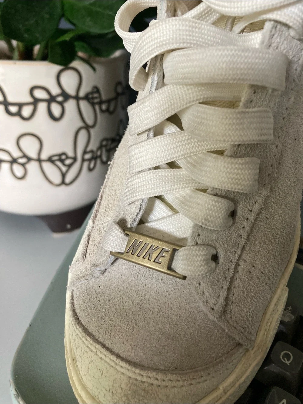 Nike suede High-Top Sneakers in Off-White with Pink/red Swoosh